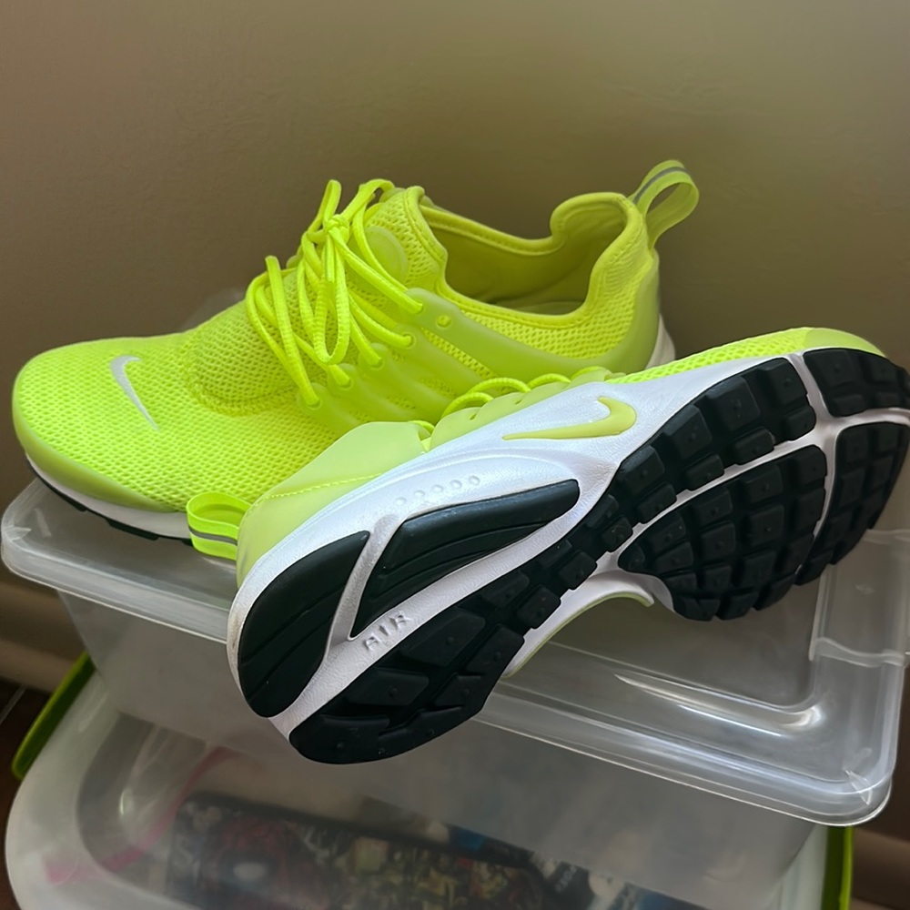 NIKE PRESTO/ WOMEN SIZE 7